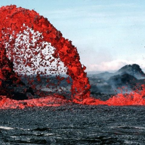 Lava menyembur keluar dari gunung berapi.