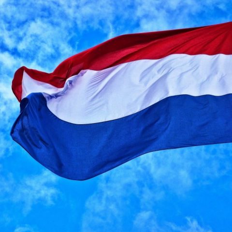 Bendera Belanda tertiup angin.