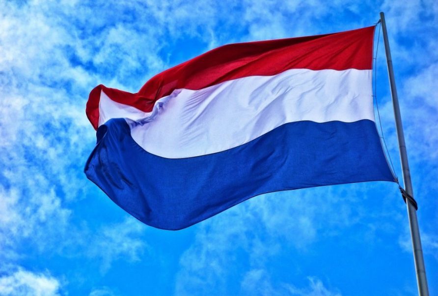 Bendera Belanda tertiup angin.